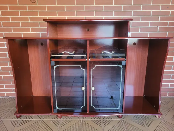 Rack de TV Mogno com Portas de Vidro