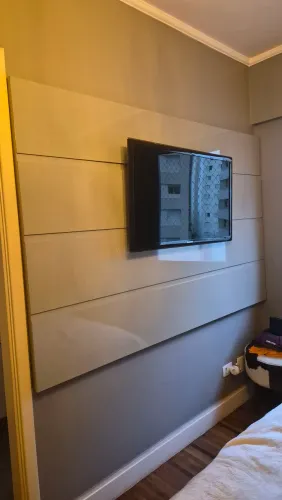 painel tv cinza claro