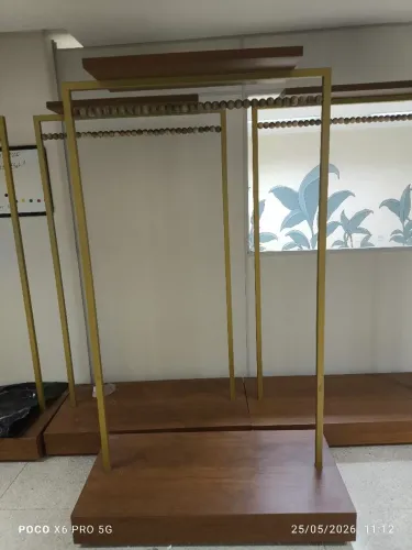 Expositor de roupas com base em madeira