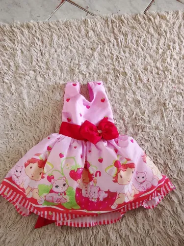Vestindo de festa da Moranguinho baby