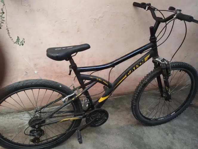 Bike aro 26 Caloi com marchas,amortecedor,rodas aero tudo em boas condiçoes.