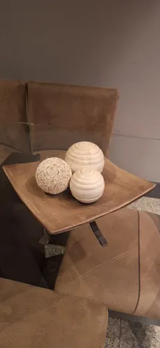 Centro de mesa quadrado curvo com base e 3 bolas (32,5 cm de lado e 11 cm de altura)