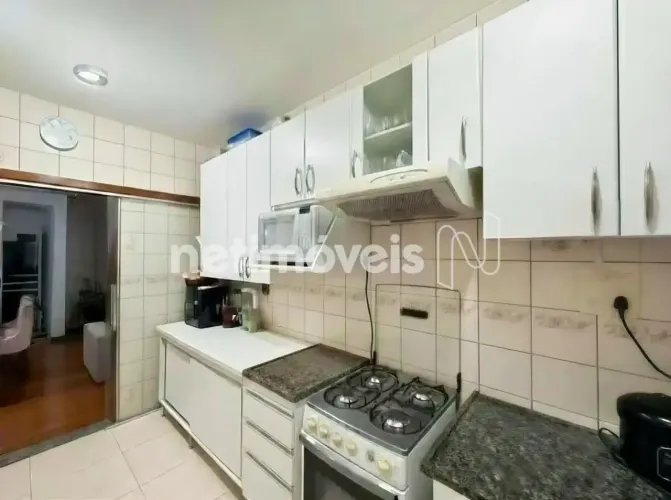 Apartamento de 2 quartos, bem ventilado, com varanda, 2 vagas cobertas e excelente distrib