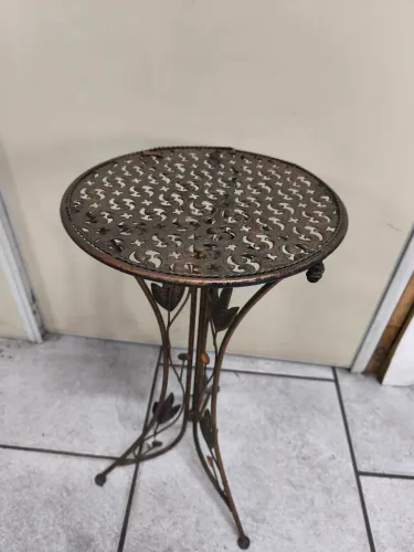 Mesa de canto ferro traçado