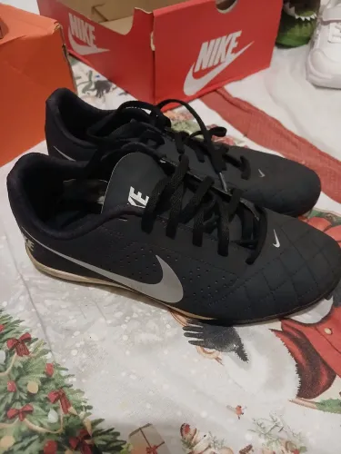Chuteira nike futsal 37 conservada pouco usada.