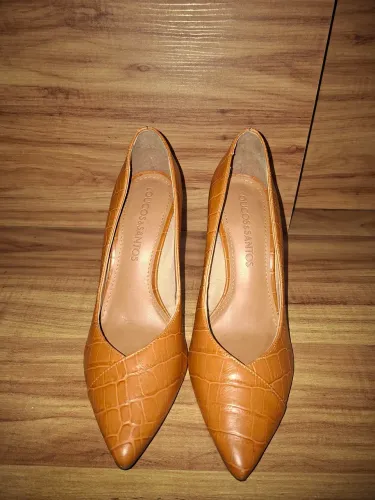 Sapato Scarpin Loucos & Santos Couro Croco Caramelo - Original