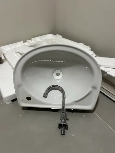 Lavatório louça + torneira inox