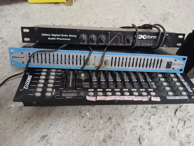 Equipamentos de som, alguns funcionando outros não. 
