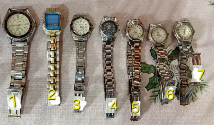 Lote de 7 relógios usados, 1- relógio TECNET masculino, marcas de uso, está sem bateria, o