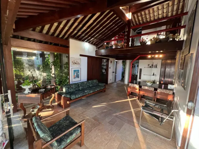 Rara Casa com Vista Mar no Rio Vermelho | 3 Suítes, Piscina e 2 Escritórios | 120 m da Pra