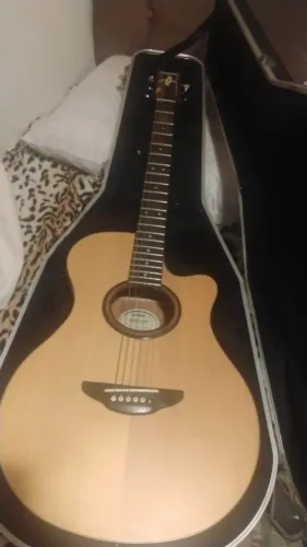 Violão em ótimo estado com case