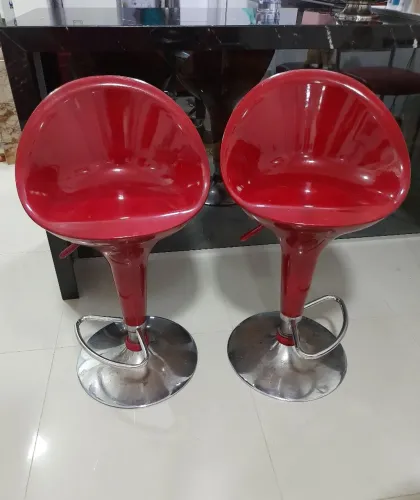 Vende duas banquetas pra balcão