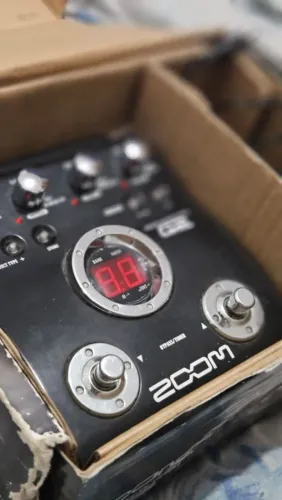 Pedaleira Zoom G2
