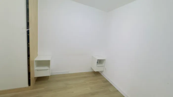 Mesa de cabeceira / Criado mudo