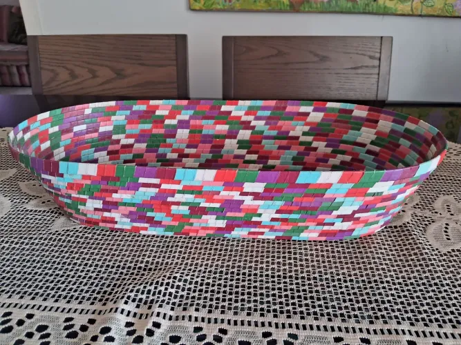 Linda fruteira em couro trançado. 