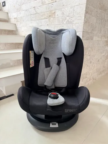 cadeira para carro Burigotto Spin Isofix na cor preta.Rotação 360º
