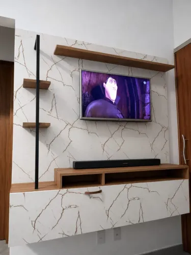 Home suspenso de madeira com detalhes dourados