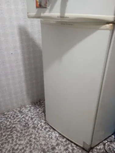Vendo geladeira defeito 300.00