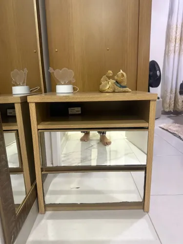Mesa de Cabeceira Amadeirada com 2 Gavetas Espelhadas