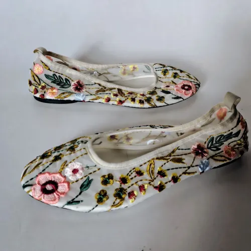 Sapatilha Zara flores bordadas Tam 38
