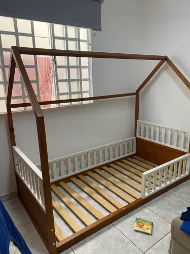 Cama infantil casinha em madeira ajustável. 550 reais 