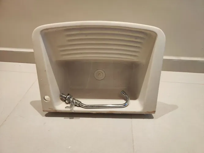 Tanque de Cerâmica Branco + Torneira de Metal