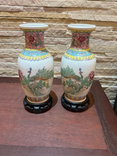 Vasos Orientais em Porcelana com Base em Madeira - Par Decorativo