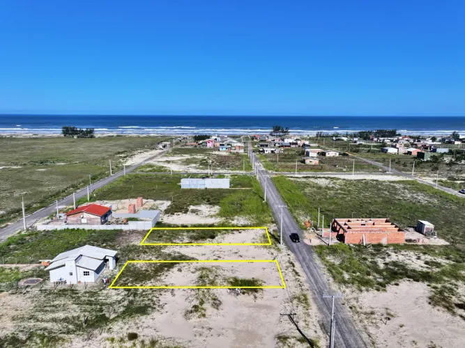 Terreno pronto para construir a poucos metros do Mar!