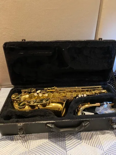 VENDO UM SAX ALTO DOURADO