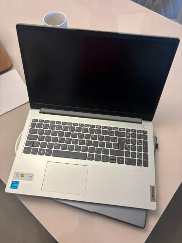 IdeaPad 1i Intel Core i3-1315U 8GB 256GB SSD windows 11 Home 15.6" FHD