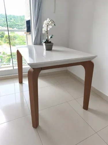 Excelente mesa, linda com pernas grossas<br><br>Medidas 1,20 x 0,80