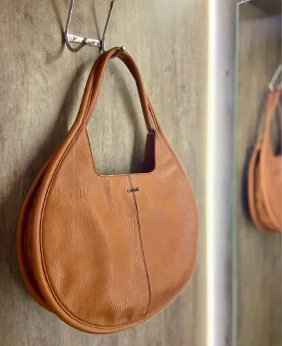 Bolsa Colcci marrom circle soft