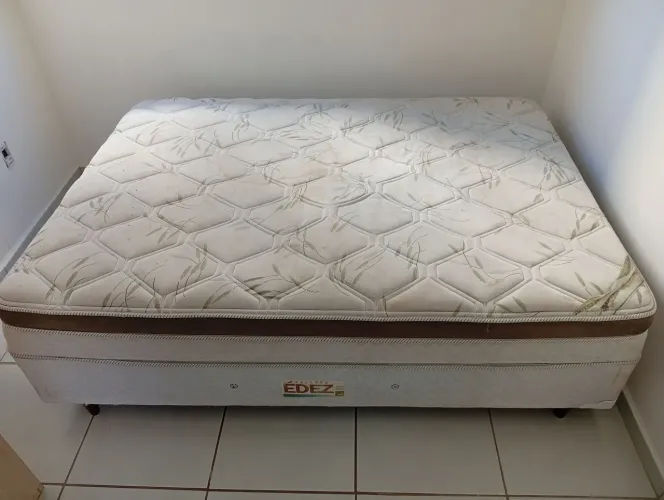 CAMA BOX CASAL MOL ENSACADAS (PRECISA LIMPAR)