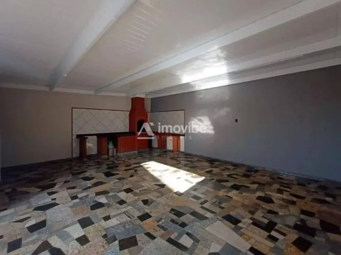 Casa à Venda | 300m² de Terreno | 03 Dormitórios, Edícula e Garagem para 08 Carros Vila G