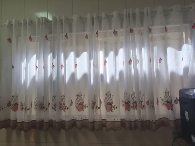 Cortina forrada bordada com acabamento xadrez 1,20m altura x 3m largura 