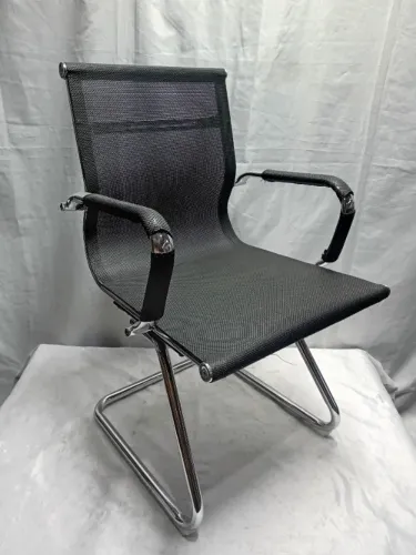 Cadeira Interlocutor em Tela Mesh Preta Design Charles Eames