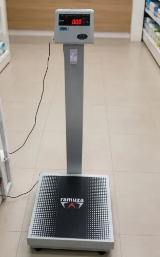 Vendo balança eletrônica Ramuza, capacidade para 150 kg, 110V, em estado de nova.