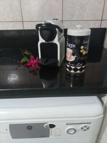 Cafeteira Nespresso branca 127 praticamente nova
