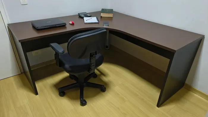 Mesa de escritório em L + Cadeira de escritório com rodas de brinde 