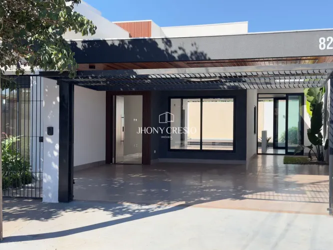 Casa de terreno inteiro, nova, 3 suítes, piscina e um amplo quintal.