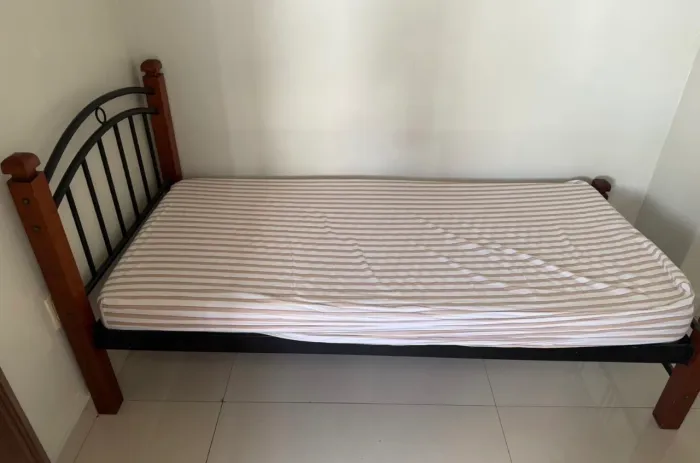Cama em madeira maciça com estrutura em tubo metalon