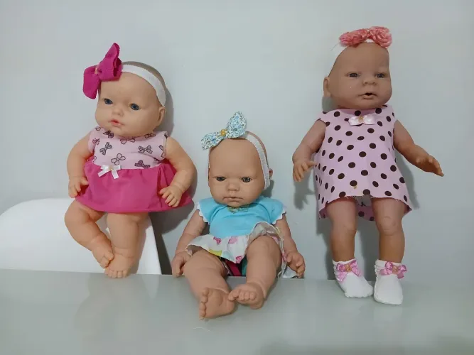 Vendo esse kit com 3  bonecas ..tamanho médio usadas em boas condições 