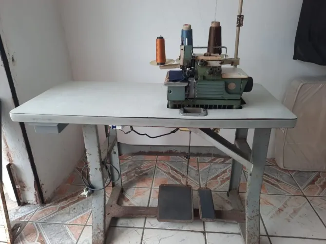 Máquina de costura overlock