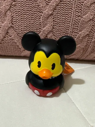 Patinho vestido de Mickey