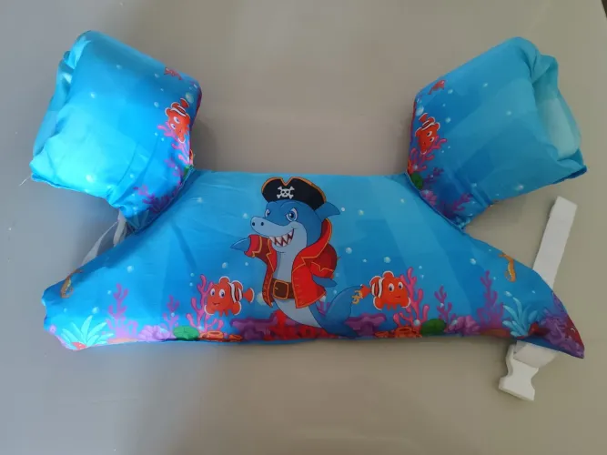 Boia infantil de menino de braço e abdômen