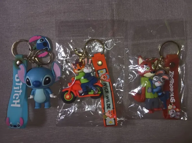 Três chaveiros 2 ZOOTROPOLIS 1 Stitch material borracha