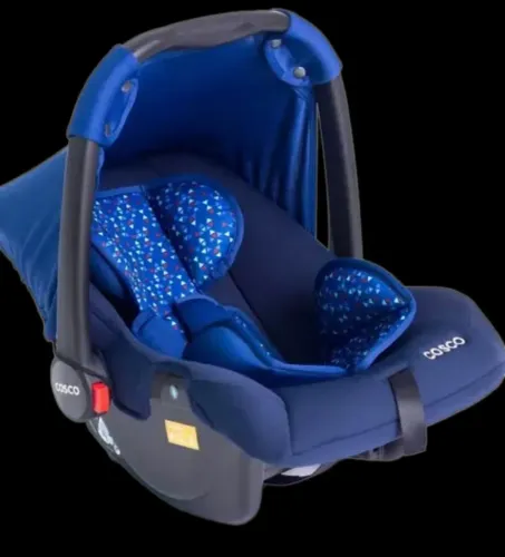 Bebê conforto azul.