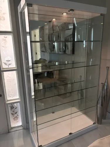 : Cristaleira Vitrine Laca Branca Premium c/ Iluminação LED - Estado de Nova