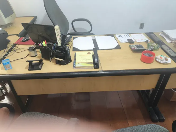 Mesa escritório em madeira com duas gavetas