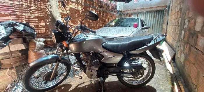 Moto muito boa conservada troca de óleo em dias 2 pneus novos roda dianteira nova